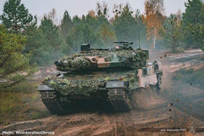 レオパルト2A戦車が砲撃…NATO諸国による今年度最大規模の機甲部隊演習がポートランド陸軍演習場で実施！