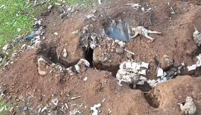 ロシア兵が立て籠る塹壕の穴に手榴弾を何発も投入するウクライナ兵！