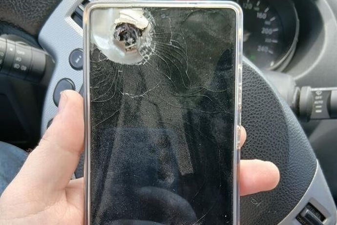 ウクライナ兵士の命を救ったGalaxyスマホ「ケースが破片を止めた」！