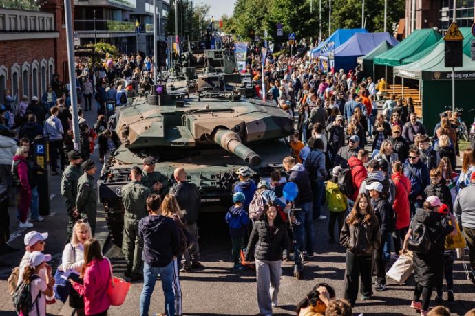 ポーランド王国建国1000年記念のイベントに軍が戦車などの装備品を展示！