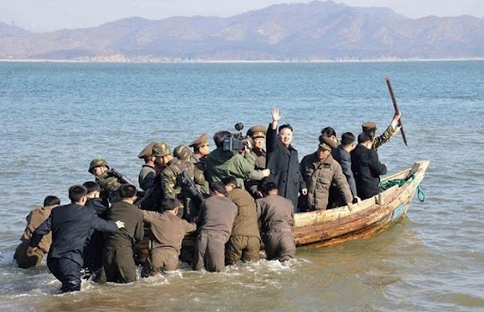 韓国当局「北朝鮮軍兵士130人が乗った船舶が過積載で沈没、90人が死亡」！
