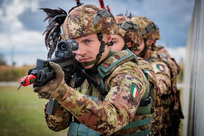 イラクのイタリア軍駐留基地、国籍不明機に攻撃される！