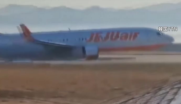 「右エンジンが損傷したのに左エンジン切った」韓国の務安空港事故中間報告…コンクリートの盛り土には言及せず！