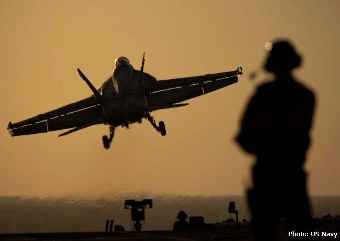 夕暮れ東地中海で米海軍空母からF/A-18Eスーパーホーネット戦闘機が発艦！