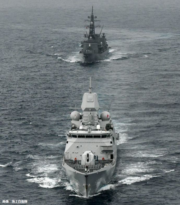 海自護衛艦「あけぼの」とオランダ海軍フリゲート「トロンプ」 が九州西方において初の日蘭共同訓練を実施！