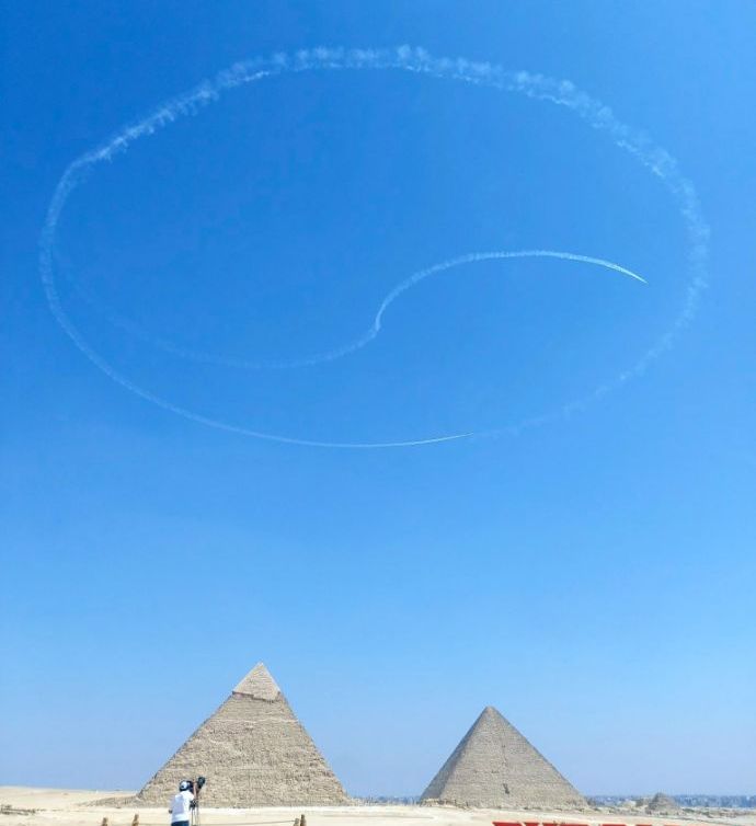 韓国空軍の特殊飛行チーム「ブラックイーグルス」がピラミッド上空に太極模様を描きエジプト人を魅了！