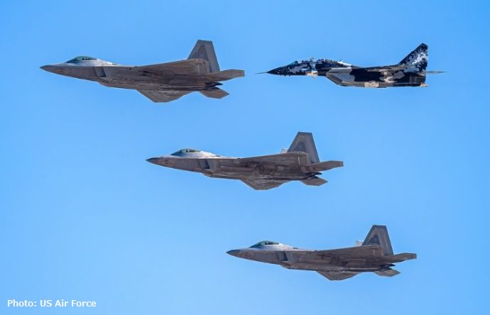 米空軍のF-22ラプターとMiG-29がミッシングマン編隊を披露…第4477試験評価飛行隊の初代指揮官を追悼！