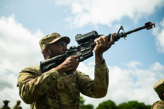 「小銃でドローンを撃墜する」米陸軍が自動照準機能付きの小銃用「スマートスコープ」導入で戦場革命！