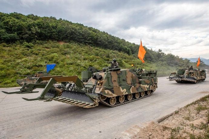 韓国政府、戦闘工兵車「K600」2両をウクライナに提供へ…車体前面の鋤で地雷除去！