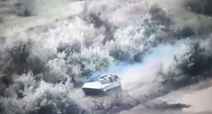 バーサク状態…ロシア軍部隊にBMP歩兵戦闘車で単機突撃を敢行するウクライナ軍歩兵分隊を捕らえたドローン動画！