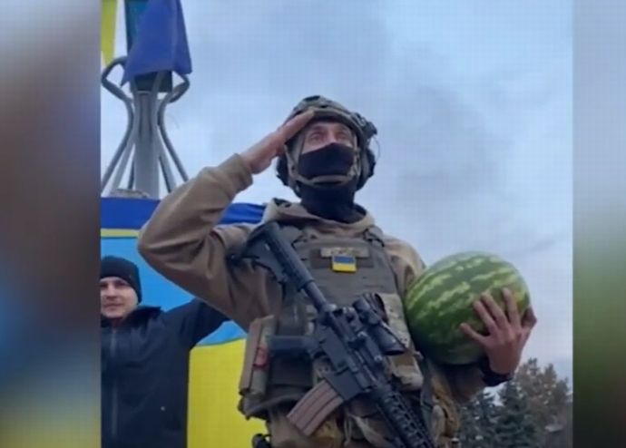 ウクライナ軍が州都ヘルソンに入城、住民が到着した兵士を歓迎…ロシア軍3万人以上撤収！