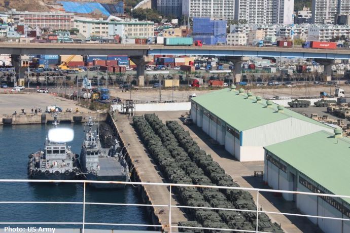 韓国釜山港で輸送を前線部隊への輸送を待つ米陸軍第2歩兵師団第2ストライカー旅団の装備車両！