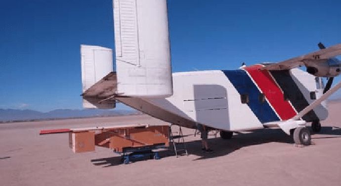 Glider-being-loaded-onboard-SC-7-Skyvan