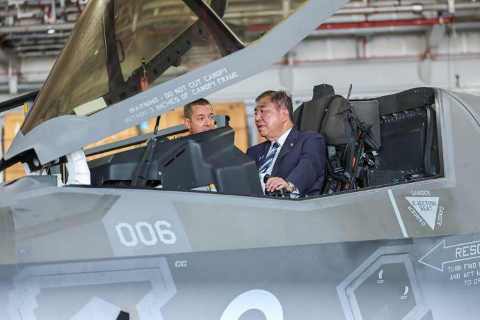 石破首相、英空母「プリンス・オブ・ウェールズ」と海自護衛艦「かが」を視察！