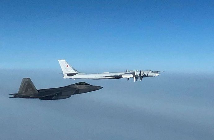 アラスカ西岸近くを核搭載可能なロシア軍爆撃機Tu-95が飛行…Su-30戦闘機が護衛！