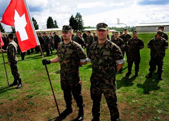 「スイス軍は日本を模範にできる」と、軍事専門家！