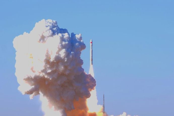 中国、衛星5機の同時打ち上げに成功！