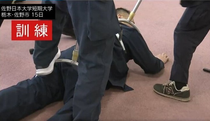 警官がさすまたの使い方などをレクチャー…学校に刃物所持の不審者侵入想定し訓練！