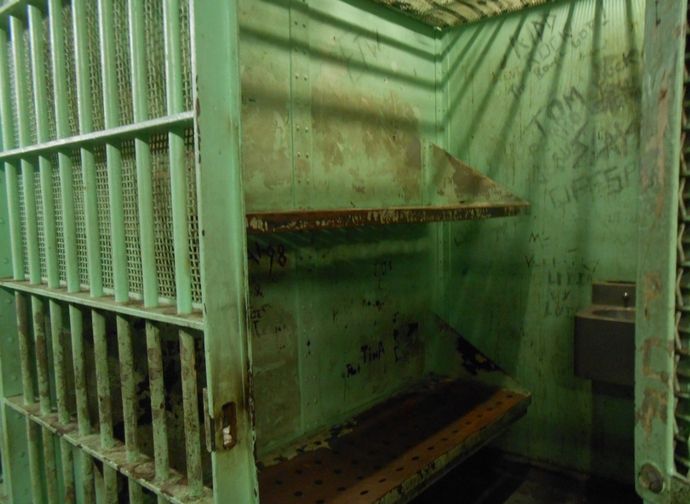 イギリス「囚人が多すぎるので釈放するわ」…刑務所が満員で！