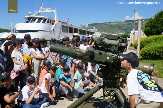 ポルトガル陸軍が装備や軍事活動を紹介するイベントを開催…参加した約800人の子供たちが参加！