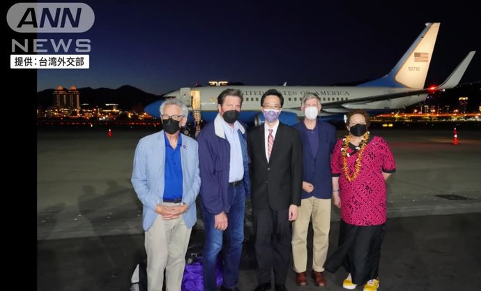 アメリカ議員代表団を乗せた専用機が台湾の松山空港に到着…蔡英文総統らと会談！