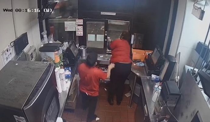 「ポテトが入ってない」ドライブスルーで店員が客に向けて銃を発砲する映像を公開…米ヒューストン！