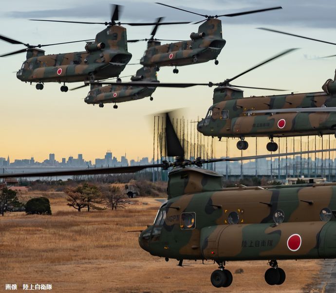 夜間飛行訓練中の陸自CH-47JAヘリに約10分間レーザー照射、機体の損傷なし…静岡県裾野市上空で！