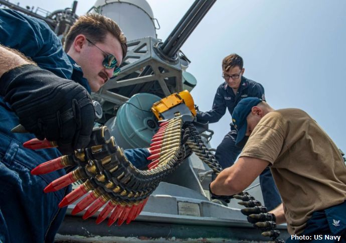 米海軍の誘導ミサイル駆逐艦「ポール・ハミルトン」でファランクス近接防空システムに給弾！