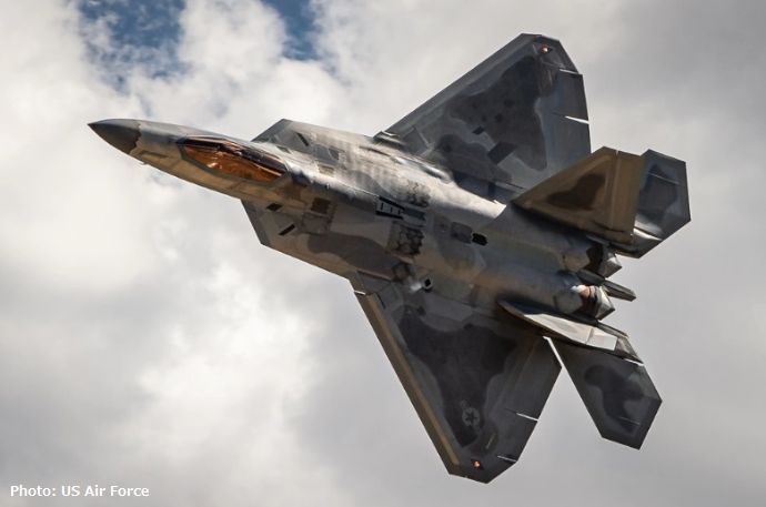 米空軍士官学校上空をF-35ライトニングIIとF-22ラプターステルス戦闘機編隊が突如フライオーバー！