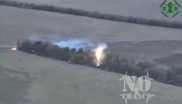 ウクライナ軍のドローンが上空からロシア軍陣地をテルミットで焼き尽くす！