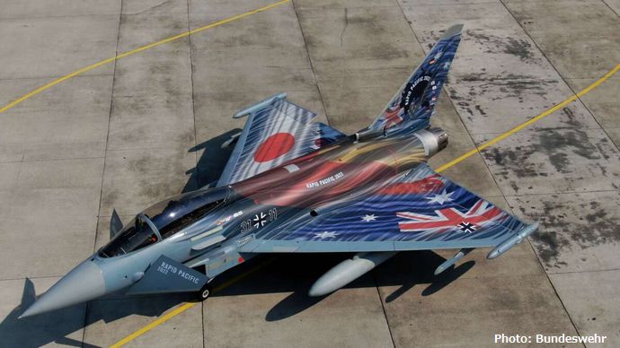 ドイツ空軍、タイフーン戦闘機の右主翼に「日の丸」を描いた特別塗装機を公開…8月からインド太平洋地域へ展開！