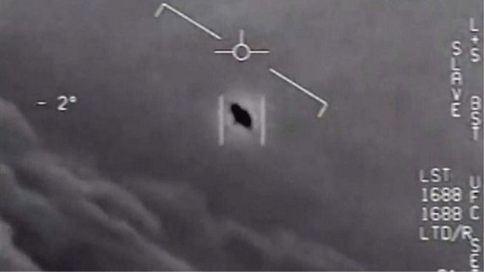 「米当局、UFO隠蔽」元国家偵察局NRO関係者が告発…操縦者の遺体発見主張！