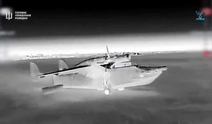 ロシア軍の貴重な水陸両用飛行艇「Be-12 チャイカ」をウクライナ軍のドローン攻撃で2機撃破！