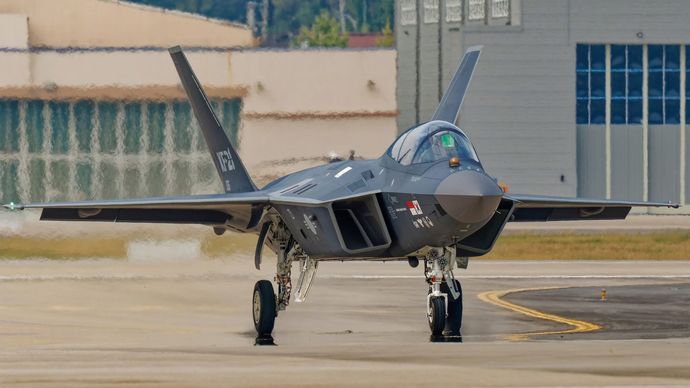 韓国の第4.5世代ジェット戦闘機「KF-21 ポラメ」1度の事故もなく試験完了…42カ月間に1600回以上飛行！