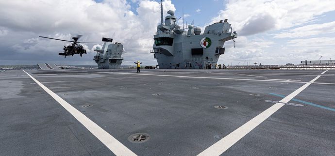 aposea-2019-021-apache-hms-qe-landing-portsmouth-070-bb
