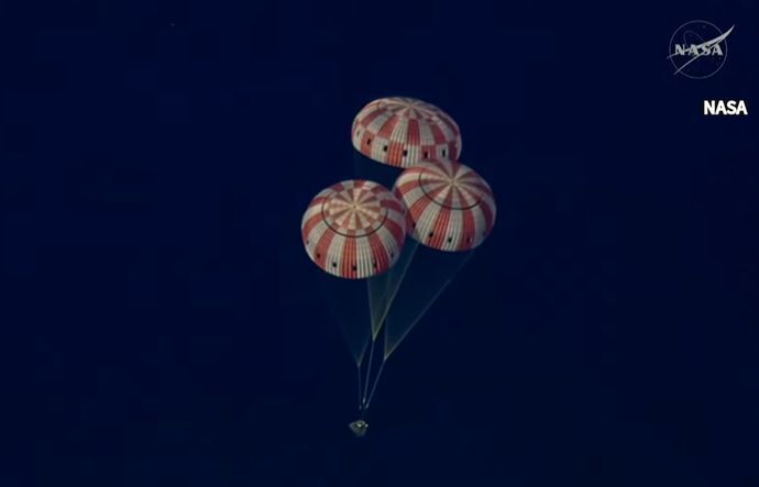 宇宙船オリオンが地球に帰還、パラシュートで太平洋に着水…アルテミス計画の重要な1歩！