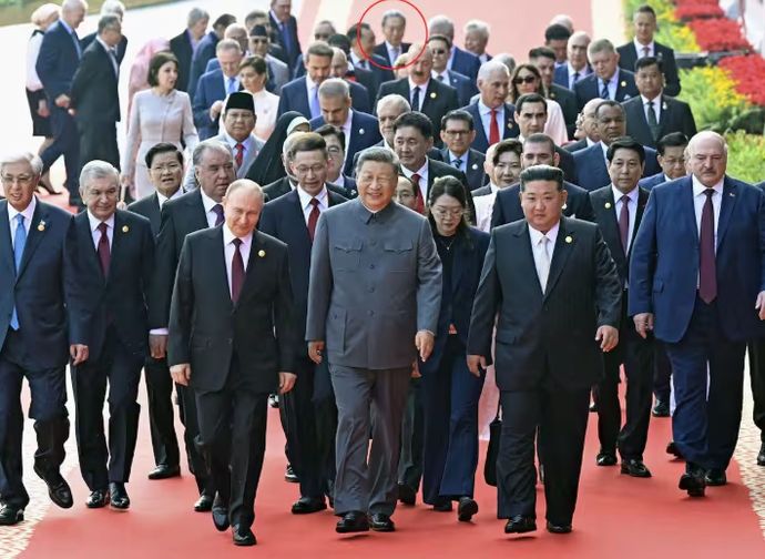 「日本の元首相がいて恥ずかしい」「国家的損失」中国抗日式典での鳩山元首相の写真がSNSで拡散！