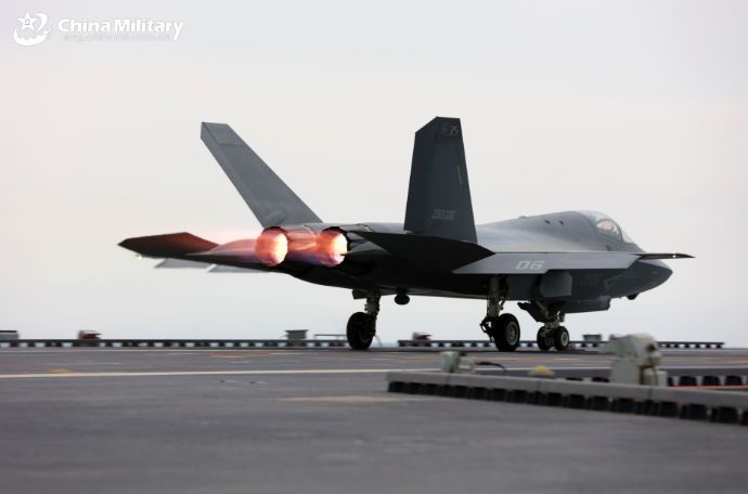 「遠洋作戦能力を飛躍的に高める」中国の新型空母「福建」、電磁式カタパルトによる艦載機射出に成功！