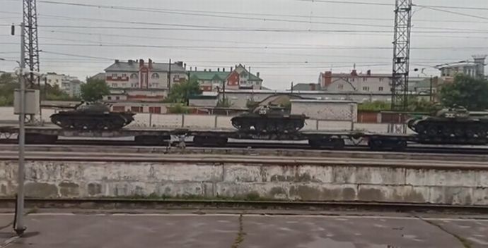 ロシア南西部のヴォロネジ地域に到着したT-54/55戦車を満載した貨物列車！