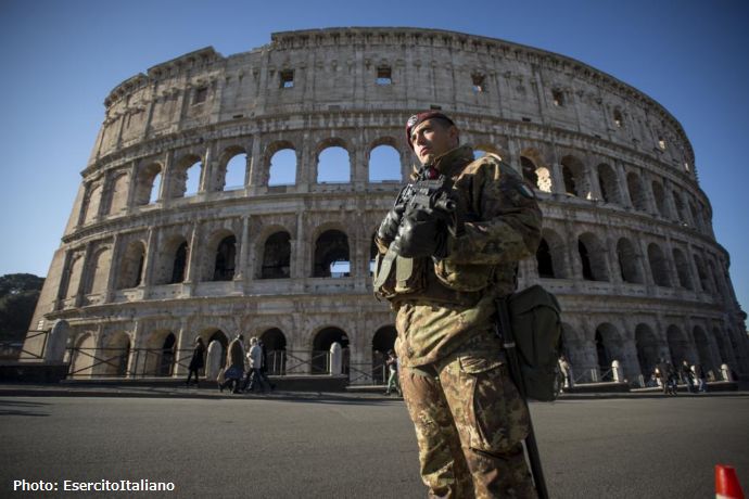 イタリア陸軍は、毎週末に兵士が市内をパトロールする「安全街頭作戦」を継続実施！