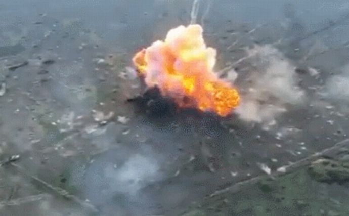 ロシア軍のUR77地雷撤去車が対戦車地雷を踏んで一瞬で大爆発(動画)！