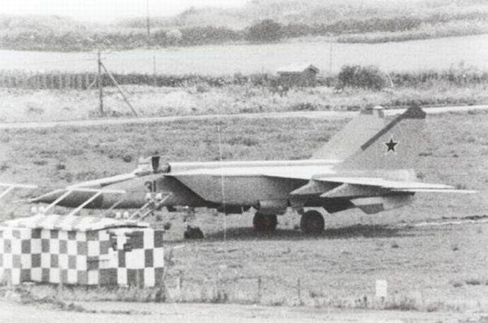 日本を大騒ぎさせた「ソ連戦闘機」実は「ちょうどいい感じの酒が取れる」と本国では有名だった！