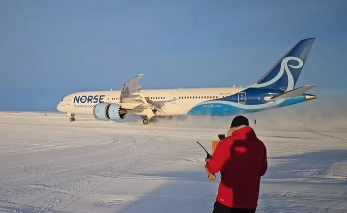 ボーイング787型旅客機、氷原でできた滑走路に着陸に初成功…南極に物資輸送！