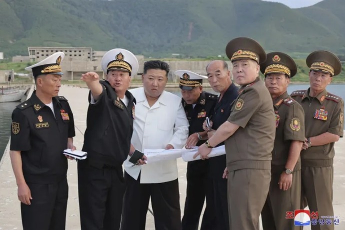 北朝鮮の金正恩総書記が海軍基地の建設予定地を視察、大型艦や潜水艦「近い時期に保有」…韓国海軍に対抗か！