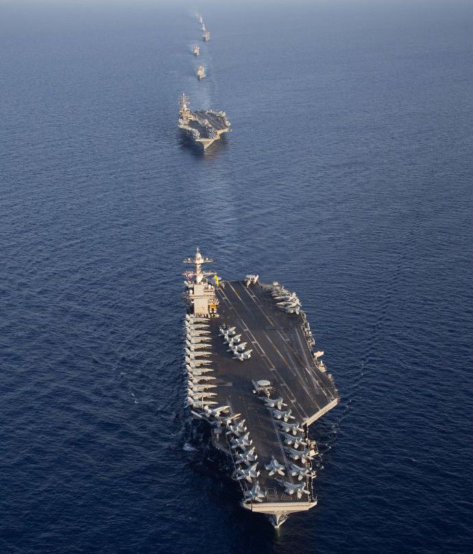 編隊を組んで地中海を航行する2つの米海軍空母打撃群！