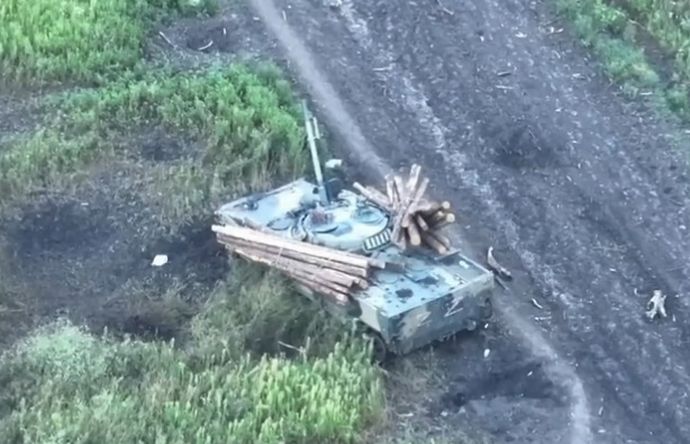 丸太装甲装備のBMP-3歩兵戦闘車をウクライナ軍のドローンが爆破排除！
