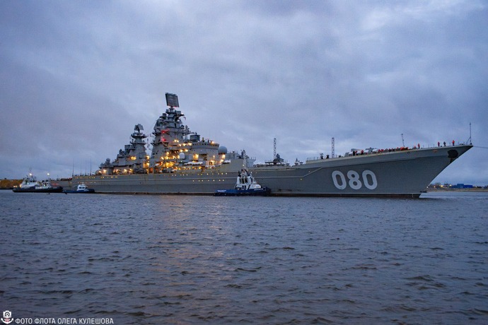 ロシア海軍ミサイル巡洋艦「アドミラル・ナヒーモフ」が試験航行中…黄金を纏いし最強の女皇！