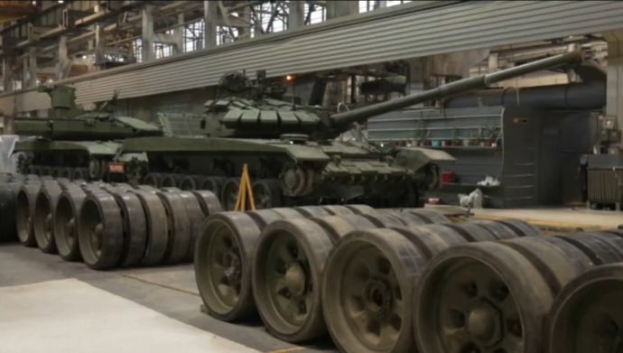 ロシア戦車工場、週6日12時間労働に移行…囚人も活用！