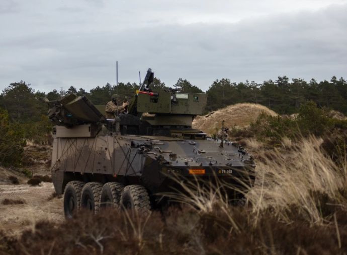 デンマーク陸軍、120mm反動迫撃砲システムCARDOM10を搭載したピラーニャV装輪式装甲兵員輸送車で実弾射撃を実施！