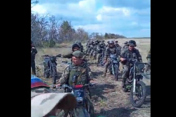  ロシア軍のオートバイ突撃グループ…この数の同時ラッシュを止めるのは難しい！